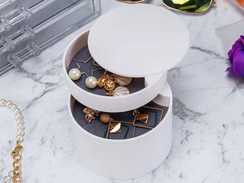 Smyckeskrin med platser för halsband och örhängen