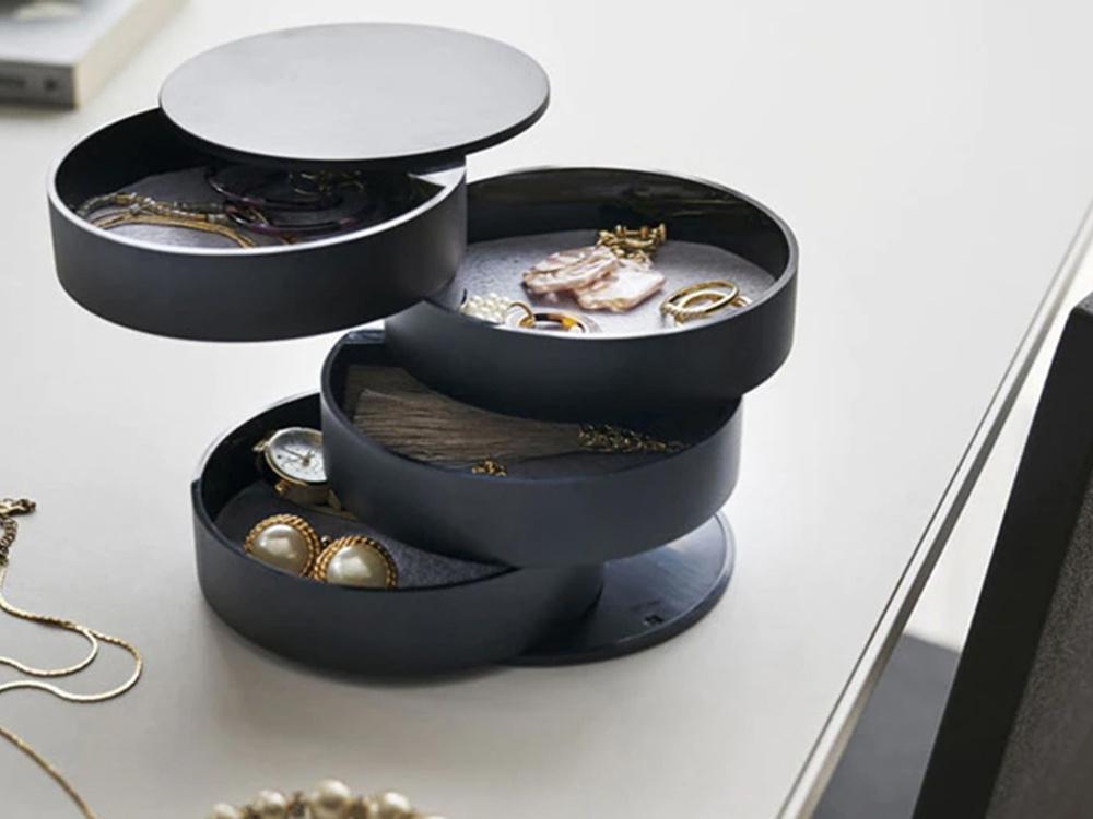 Smyckeskrin med platser för halsband och örhängen