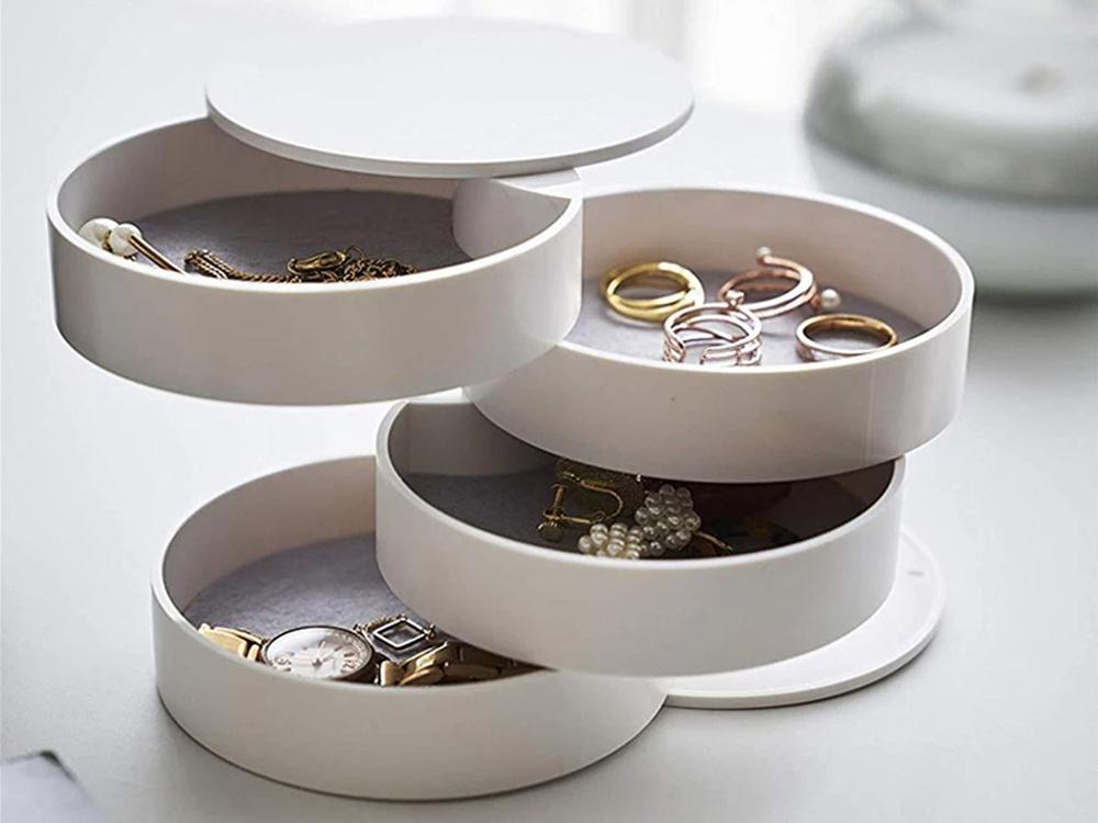 Smyckeskrin med platser för halsband och örhängen