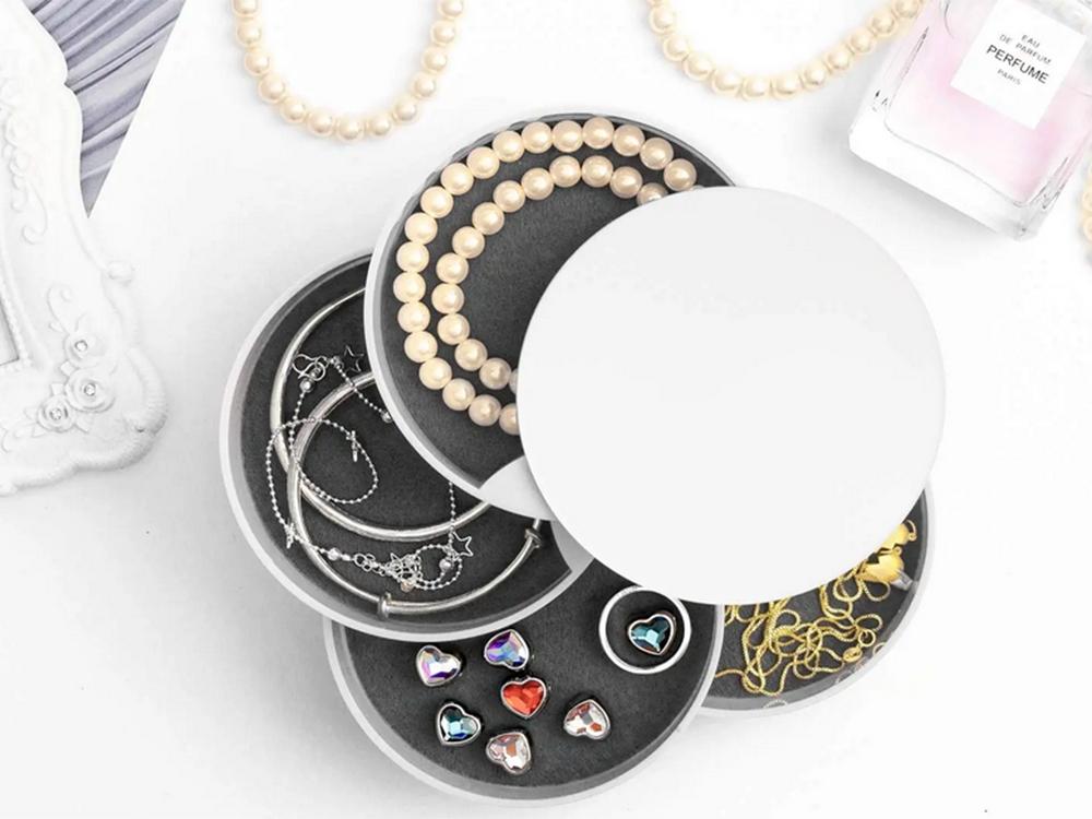 Smyckeskrin med platser för halsband och örhängen